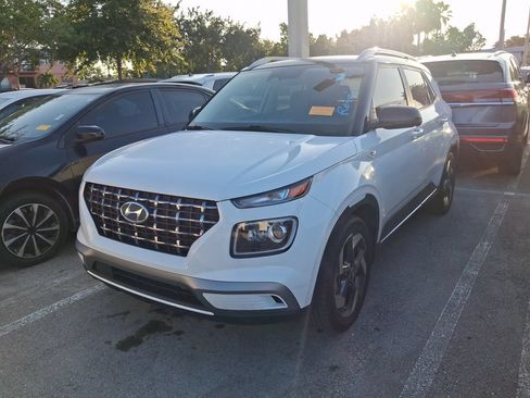 Used 2023 Hyundai Venue Limited FWD image 3