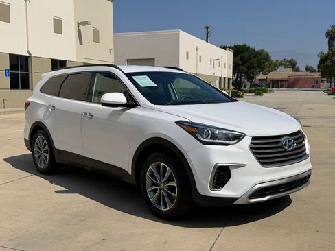 Used 2017 Hyundai Santa Fe SE FWD image 3