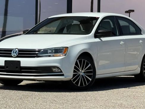 Used 2016 Volkswagen Jetta Sport FWD image 2