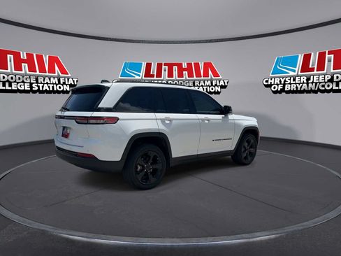 Used 2023 Jeep Grand Cherokee Altitude AWD/4WD image 8