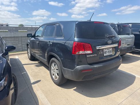 Used 2011 Kia Sorento LX image 8
