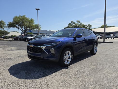 Certified 2024 Chevrolet Trax LS w/ LS Convenience Package FWD image 11