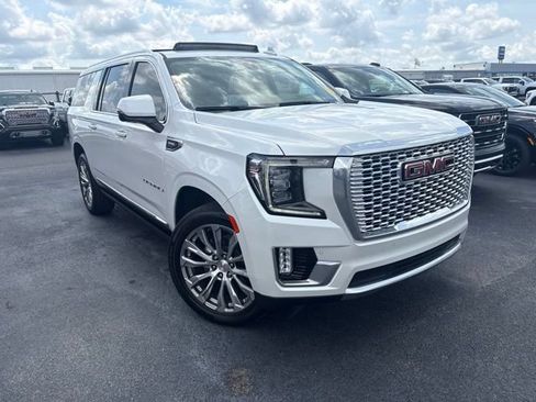 Used 2023 GMC Yukon XL Denali AWD/4WD image 3
