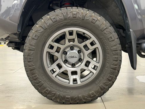 Used 2022 Toyota Tacoma TRD Sport w/ Technology Package AWD/4WD image 12