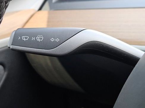 Used 2024 Tesla Model Y Performance image 11