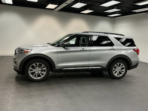 Used 2021 Ford Explorer XLT w/ Equipment Group 202A AWD/4WD image 4