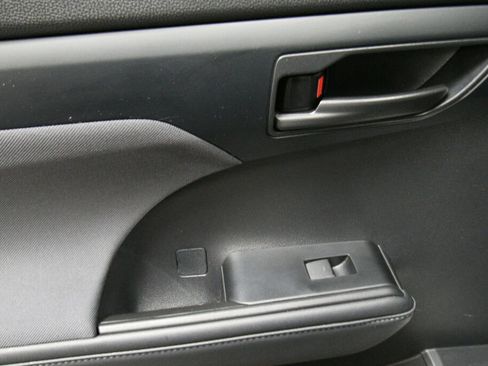 Used 2023 Toyota Highlander L FWD image 21