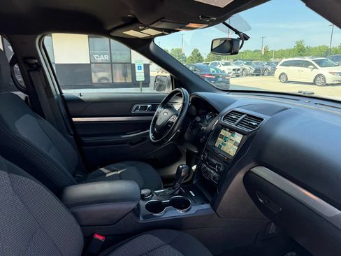 Used 2018 Ford Explorer XLT w/ Equipment Group 201A AWD/4WD image 27