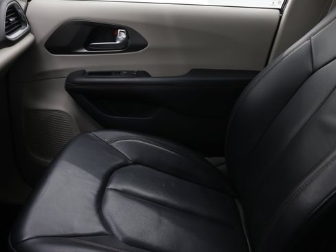 Used 2020 Chrysler Pacifica Touring-L Plus FWD image 14