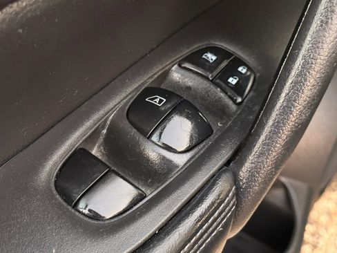Used 2016 Nissan Rogue S AWD/4WD image 23