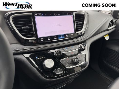 Used 2025 Chrysler Pacifica Select image 7