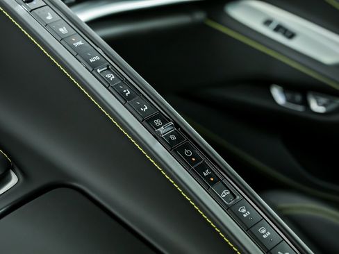 Used 2021 Chevrolet Corvette Stingray Premium Conv w/ Z51 Performance Package image 40