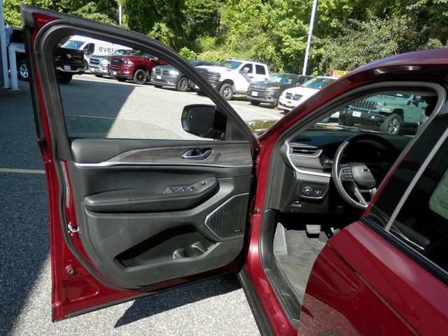 Used 2022 Jeep Grand Cherokee L Limited AWD/4WD image 15