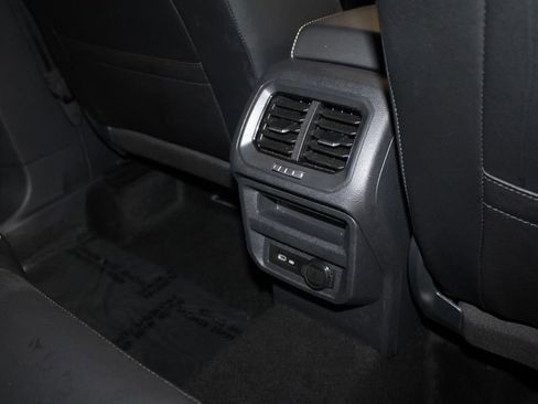 Used 2024 Volkswagen Tiguan SE image 34