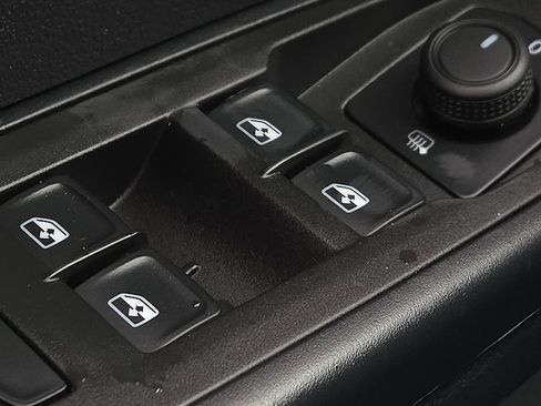 Used 2024 Volkswagen Taos SE image 18