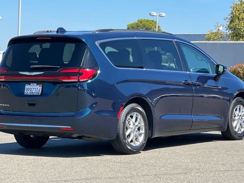 Used 2021 Chrysler Pacifica Touring w/ Uconnect Theater Family Group FWD image 2