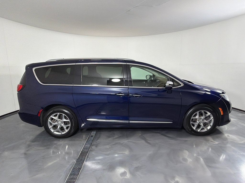 Used 2019 Chrysler Pacifica Limited FWD image 4