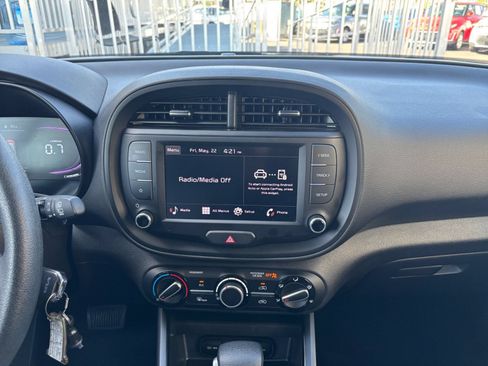 Used 2025 Kia Soul LX w/ LX Technology Package FWD image 17