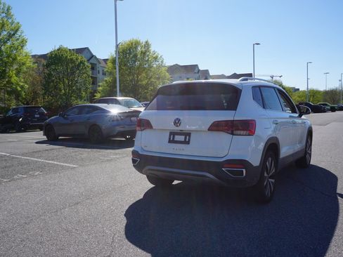 Used 2024 Volkswagen Taos SE image 3