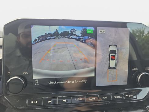 Used 2025 Nissan Pathfinder SL FWD image 23