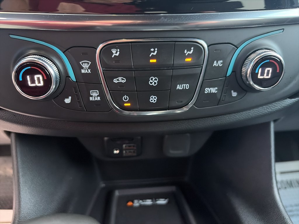 Used 2023 Chevrolet Traverse LT w/ LT Premium Package AWD/4WD image 17