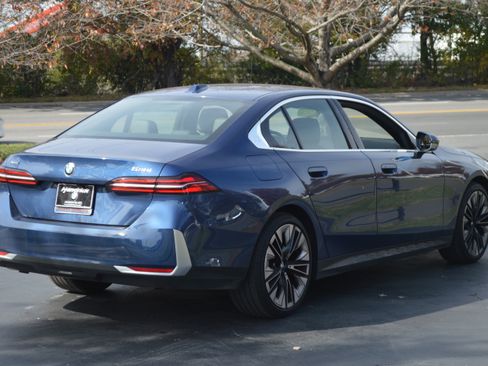 Used 2025 BMW 530i xDrive w/ Premium Package image 11
