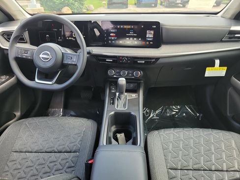 Used 2025 Nissan Kicks SV w/ Charging Package image 9