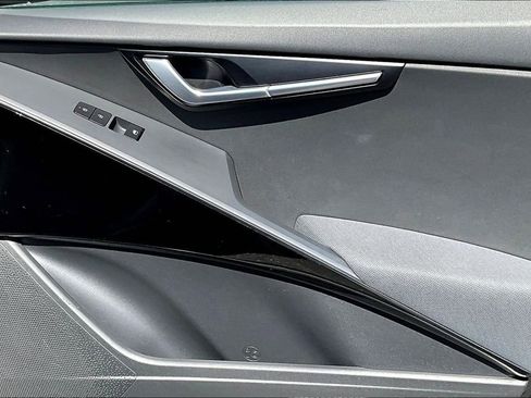 Used 2023 Kia Niro EX Touring image 27