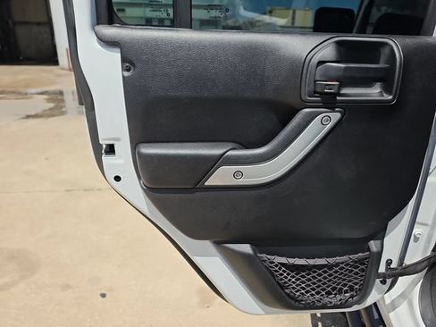Used 2016 Jeep Wrangler Unlimited Rubicon AWD/4WD image 12