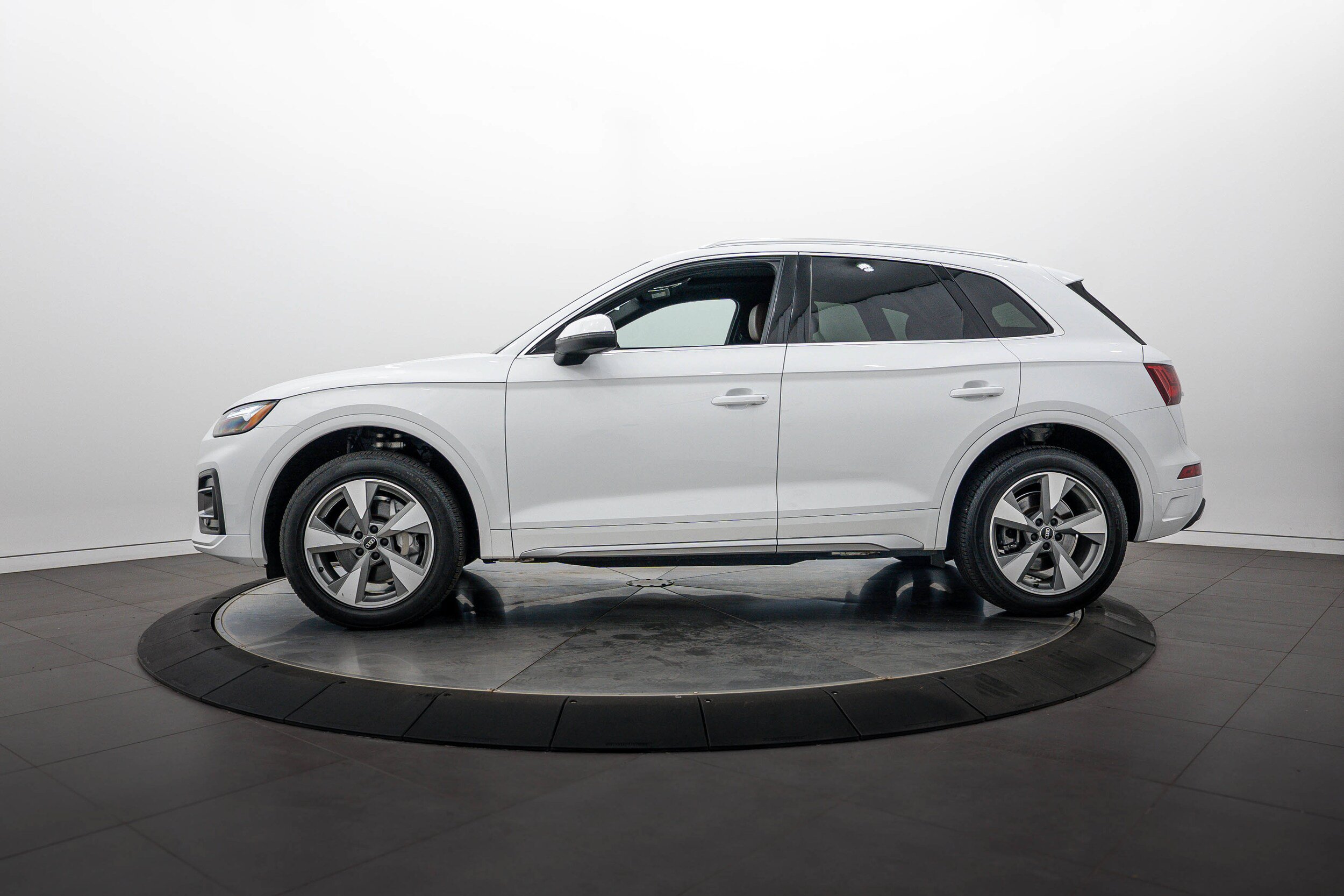 Certified 2024 Audi Q5 2.0T Premium w/ Convenience Package AWD/4WD image 6