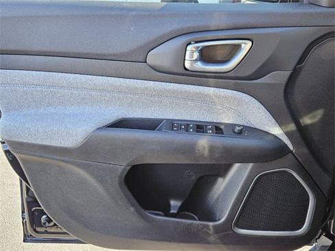 Used 2025 Jeep Compass Latitude image 26