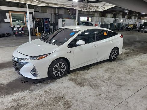 Used 2017 Toyota Prius Prime Advanced image 7