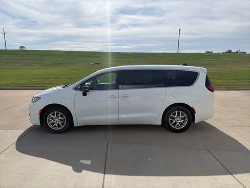 Used 2024 Chrysler Pacifica Touring-L FWD image 6