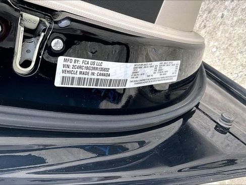 Used 2024 Chrysler Pacifica Touring-L image 33