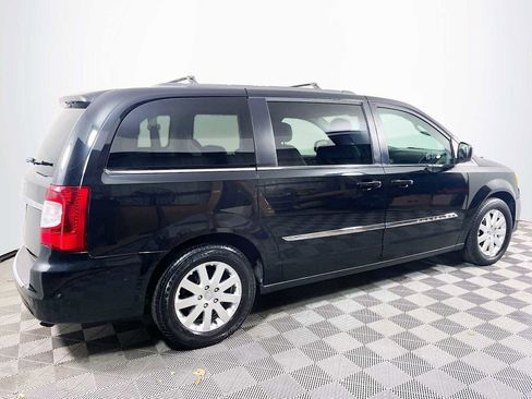 Used 2015 Chrysler Town & Country Touring image 4