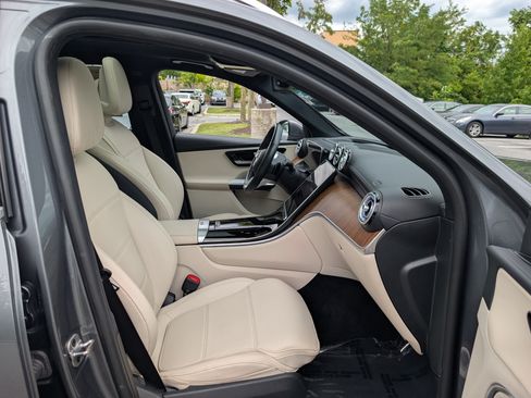Used 2023 Mercedes-Benz GLC 300 4MATIC image 11