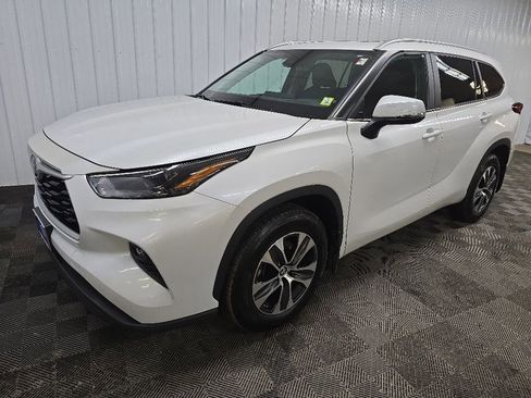 Used 2023 Toyota Highlander XLE AWD/4WD image 8