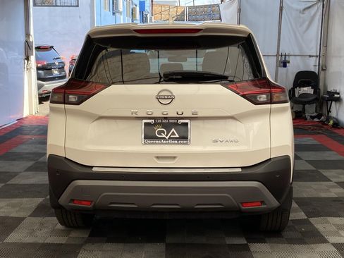 Used 2023 Nissan Rogue SV image 5