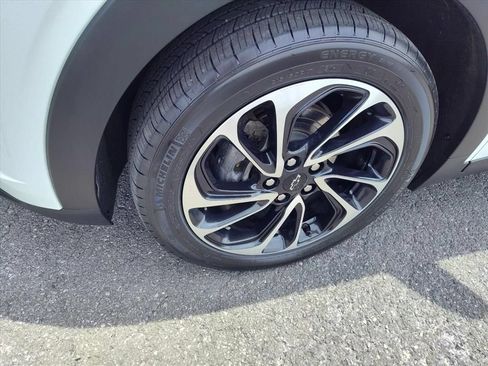 Used 2022 Chevrolet Bolt EUV Premier w/ Sun & Sound Package FWD image 9