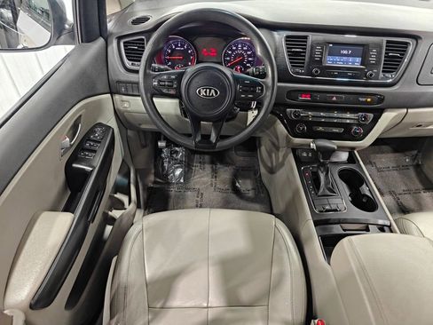 Used 2018 Kia Sedona L FWD image 4