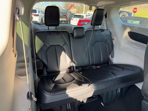 Used 2024 Chrysler Pacifica Touring-L image 11