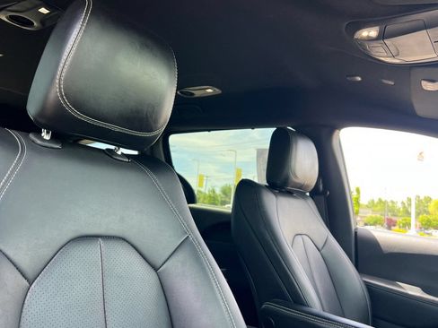 Used 2025 Chrysler Pacifica Select FWD image 19