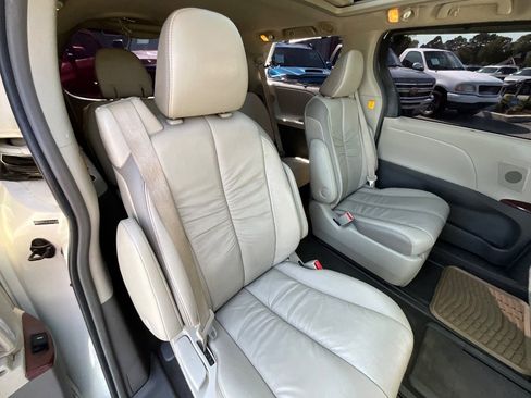 Used 2011 Toyota Sienna Limited image 31