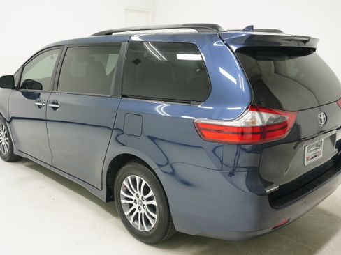 Used 2020 Toyota Sienna XLE w/ XLE Navigation Package FWD image 6