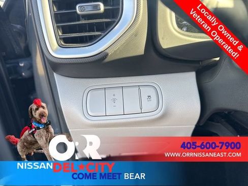 Used 2025 Hyundai Venue SEL FWD image 17