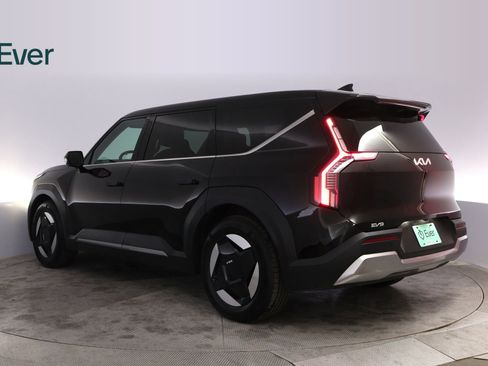Used 2024 Kia EV9 Light Long Range RWD image 17