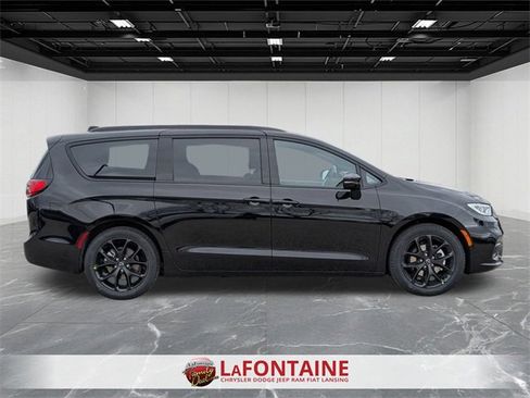 New 2026 Chrysler Pacifica Select w/ S Appearance Package image 6