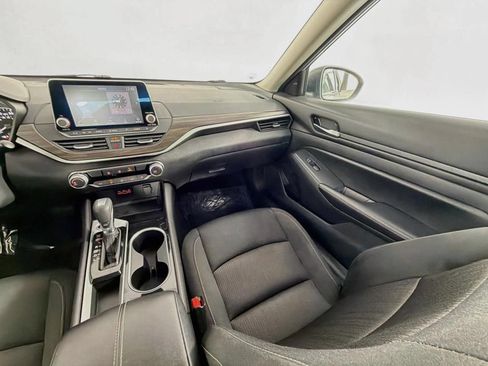 Used 2024 Nissan Altima 2.5 SV FWD image 12