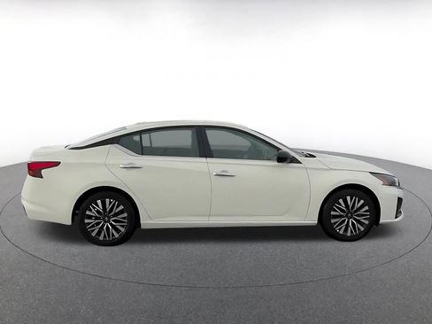 Used 2025 Nissan Altima 2.5 SV image 16