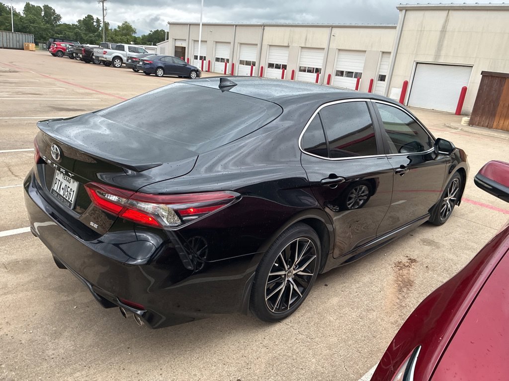 Used 2021 Toyota Camry SE FWD image 2